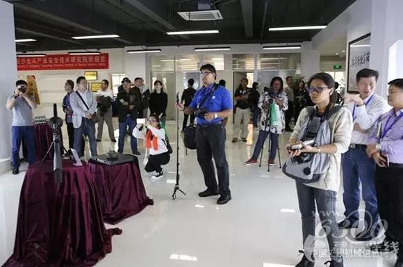 记者们聚焦湖南作为工业大省的智能成果与对接“一带一路”的实力（<a href=//photo.d1cm.com/ target=_blank>图片</a>来源：星辰在线）