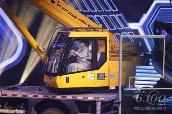 挑战者驾驶<a href=//product.d1cm.com/brand/liugong/ target=_blank>柳工</a>设备进行挑战